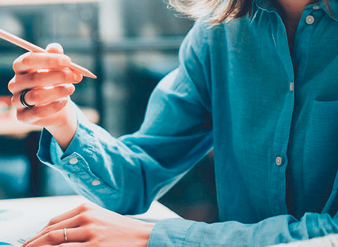 Mød dit nye digitale ERP-system – Microsoft Dynamics 365 Kvinde ved et skrivebord