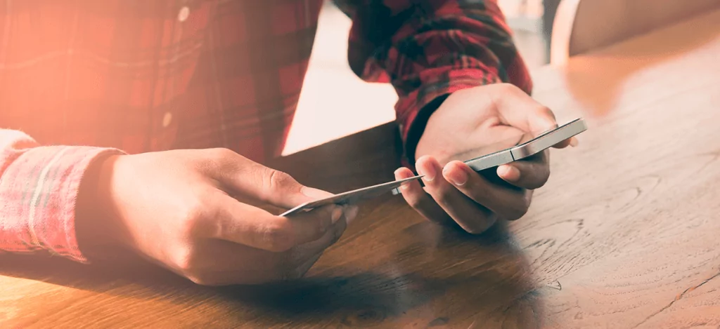 Mand der betaler online med sin mobil