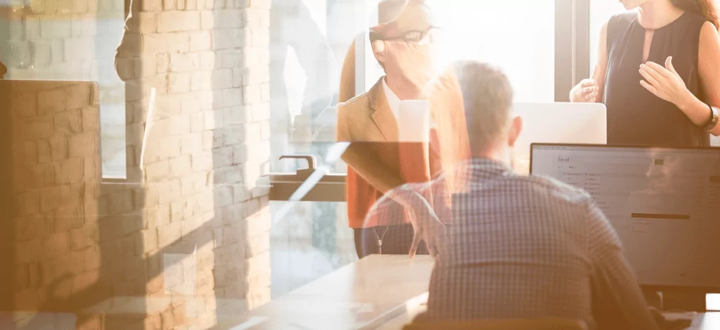 Medarbejdere taler Microsoft Dynamics 365